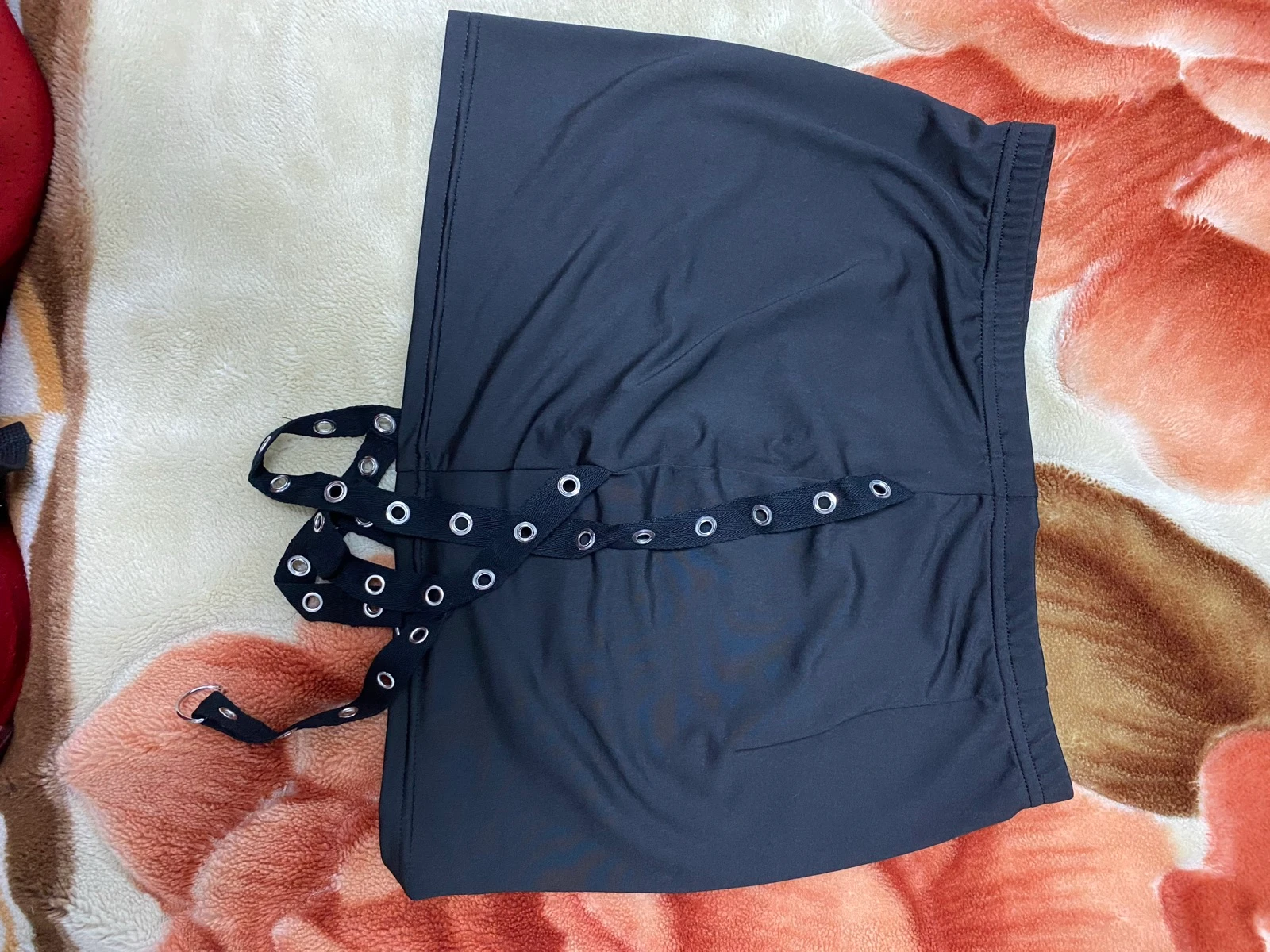 Falda Mini Negra Ajustada – Detalle de Ojetes y Cintas – Estilo Gótico / Rock